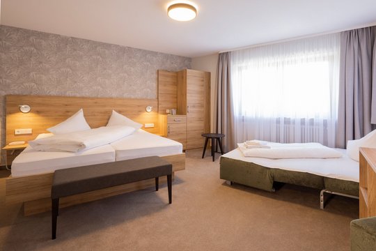 Zimmer mit Doppelbett und Schlafsofa im Jägerhaus