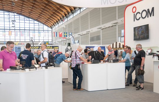 Besucher an einem Messestand auf der HAM Radio Messe