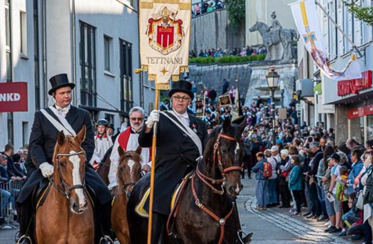 Zahlreiche Reiter beim Blutritt in Weingarten